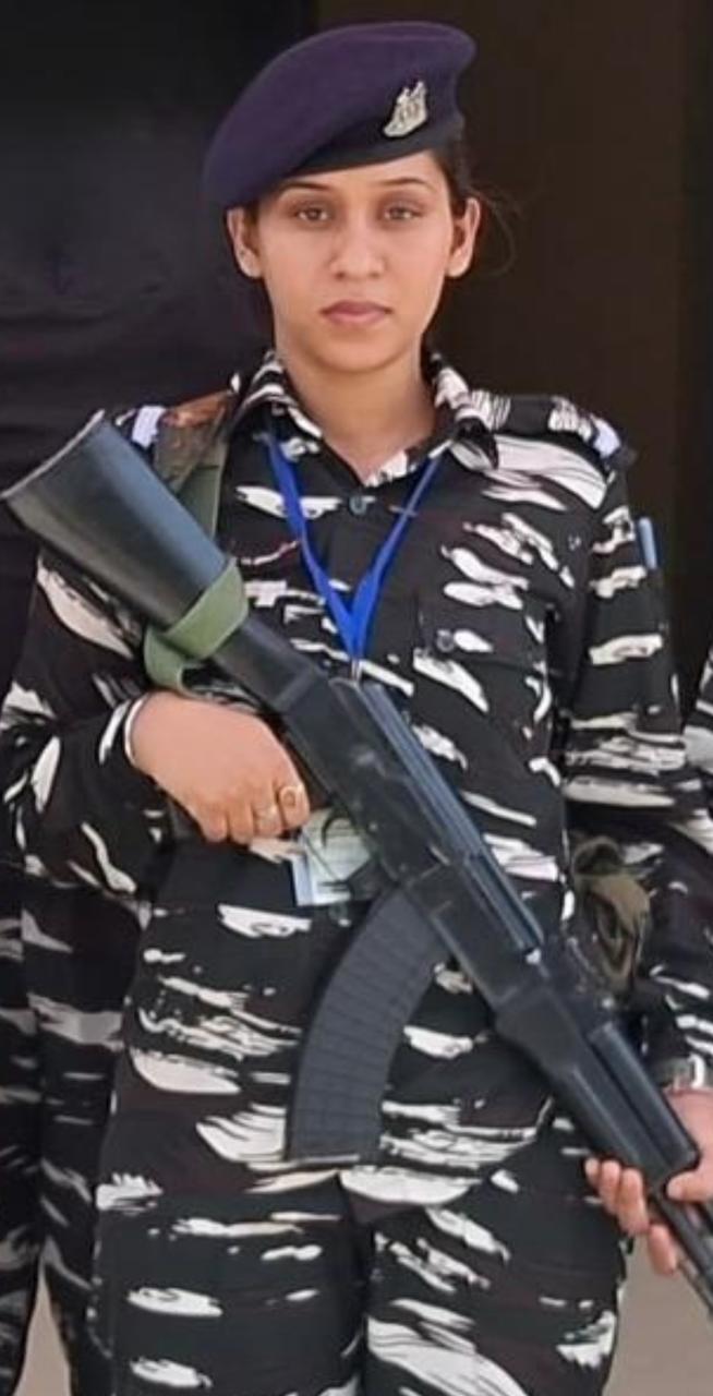 Heroic CRPF Officer’s CPR Saves Life of Unconscious Man on Delhi Metro