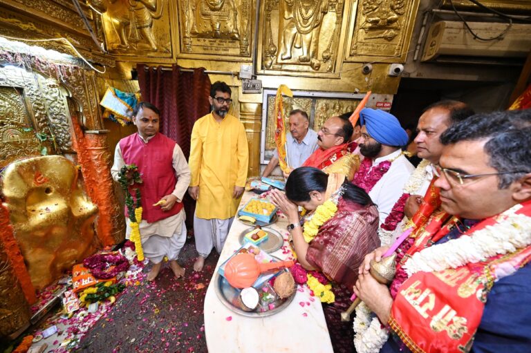 Delhi | Chief Minister Rekha Gupta’s Cabinet Gathers at Prachin Hanuman Temple to Seek Blessings Before First Budget