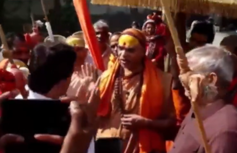 Delhi | Jagadguru Shankaracharya Avimukeshwarananda Stopped by Police in Narela