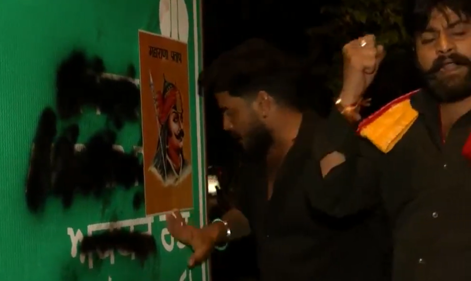 Delhi | Akbar Road Signboard Defaced, Slogans Raised Delhi | Akbar Road Signboard Defaced, Slogans Raised