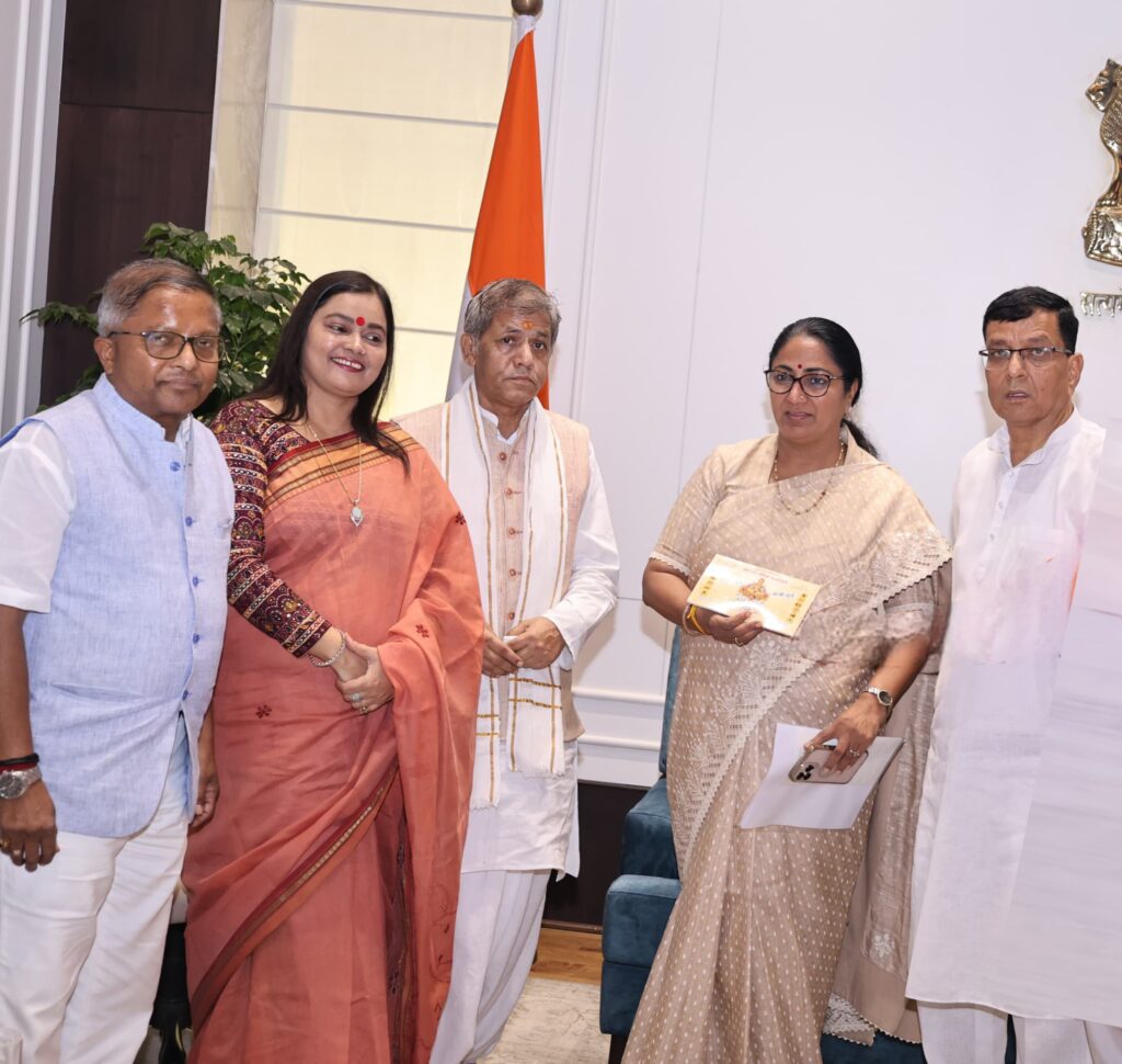VHP Leader Acharya Radhakrishna Manodi Discusses Gita Institute's Roadmap with Delhi CM Rekha Gupta VHP Leader Acharya Radhakrishna Manodi Discusses Gita Institute's Roadmap with Delhi CM Rekha Gupta