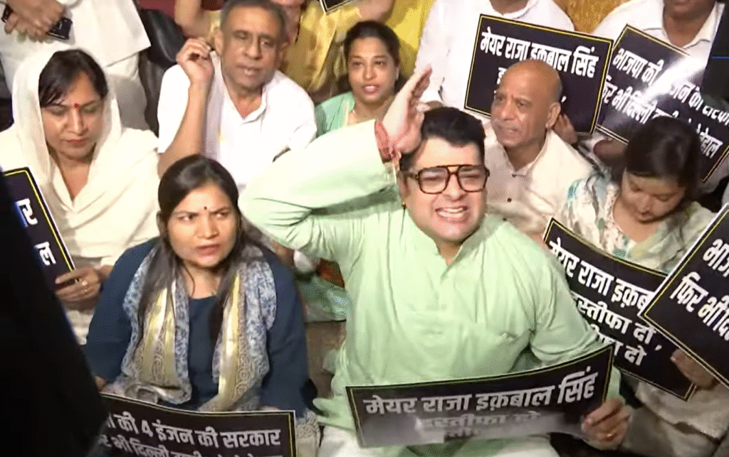 AAP Councillors Protest Outside Delhi Mayor’s Office, Demand Resignation or Action Over Central Zone Garbage Crisis AAP Councillors Protest Outside Delhi Mayor’s Office, Demand Resignation or Action Over Central Zone Garbage Crisis