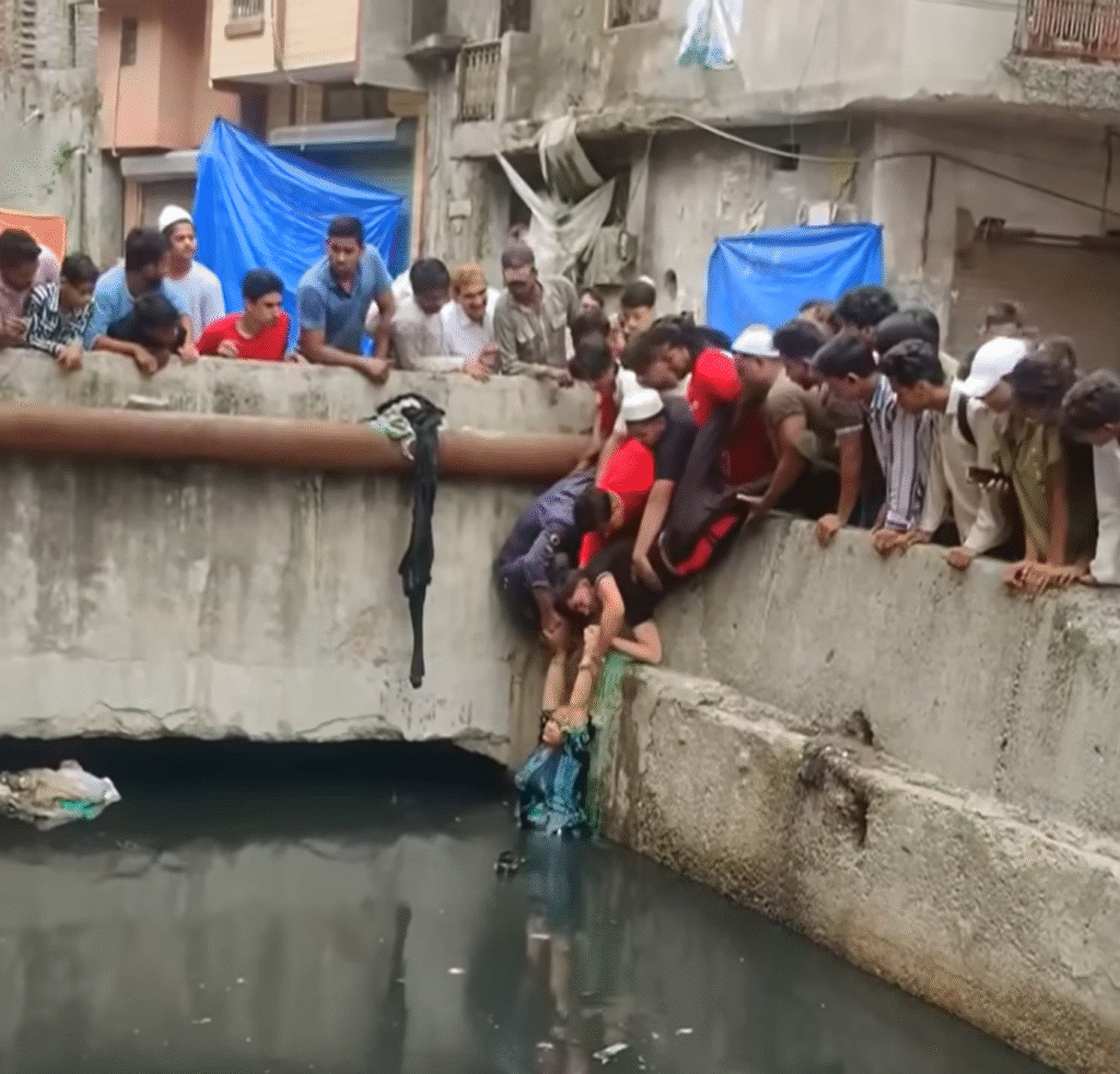 Woman Falls into Open Drain in Delhi’s Gautampuri, Rescued by Locals – Incident Caught on Camera Woman Falls into Open Drain in Delhi’s Gautampuri, Rescued by Locals – Incident Caught on Camera