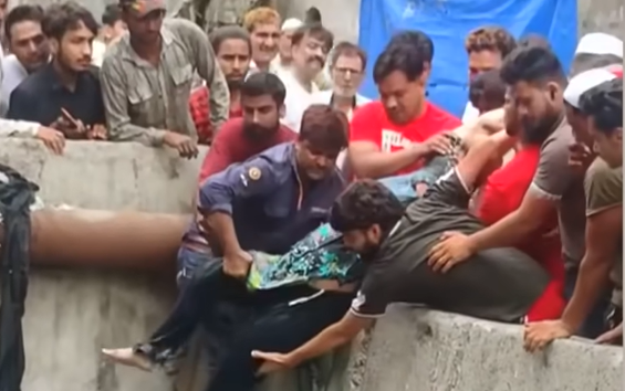Woman Falls into Open Drain in Delhi’s Gautampuri, Rescued by Locals – Incident Caught on Camera Woman Falls into Open Drain in Delhi’s Gautampuri, Rescued by Locals – Incident Caught on Camera