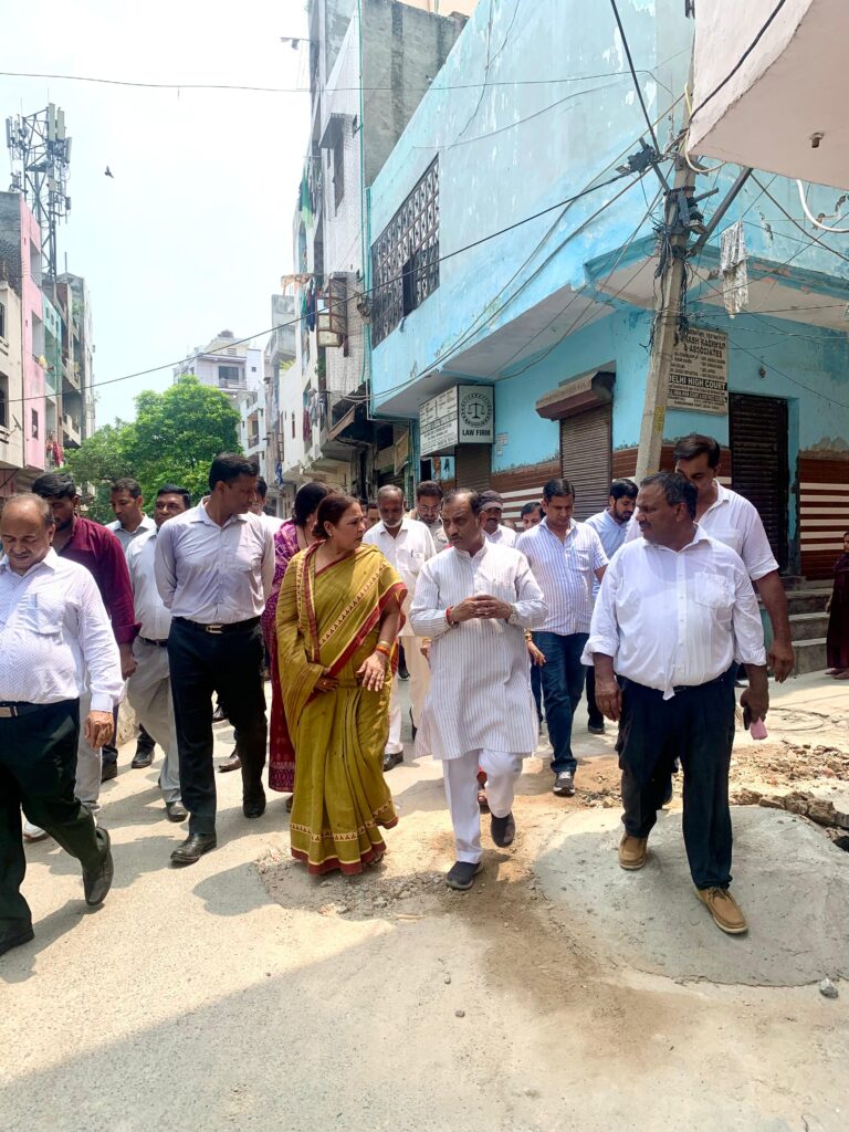 Delhi MCD: Standing Committee Chairperson Satya Sharma Conducts Bhajanpura Ward Inspection, Emphasizes Drain Cleaning and Prompt Redressal of Public Grievances Delhi MCD: Standing Committee Chairperson Satya Sharma Conducts Bhajanpura Ward Inspection, Emphasizes Drain Cleaning and Prompt Redressal of Public Grievances