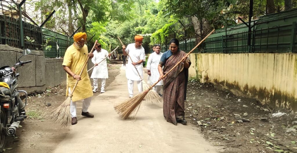 Delhi CM Rekha Gupta Leads Cleanliness Drive in Timarpur’s Sanjay Basti, Calls for Collective Public Participation
