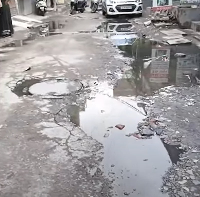 Uttam Nagar Residents Block Roads Over Overflowing Sewage, BJP MLA Faces Heat Amid Mounting Anger