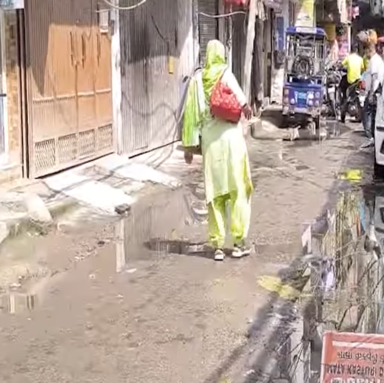 Uttam Nagar Residents Block Roads Over Overflowing Sewage, BJP MLA Faces Heat Amid Mounting Anger
