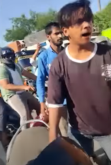 Mob beats traffic cop on Tamarpur/Wazirabad flyover; four arrested after video goes viral Mob beats traffic cop on Tamarpur/Wazirabad flyover; four arrested after video goes viral