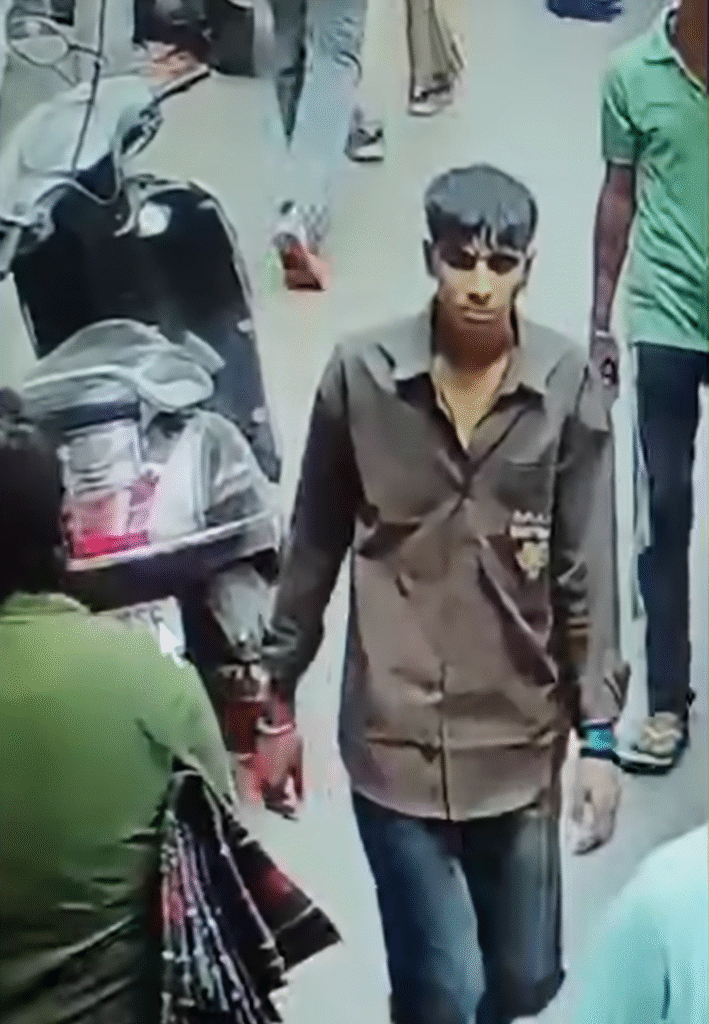 Pickpocketing Spike in Delhi: CCTV Shows Thief Targeting Crowded Sadar Market; Suspect Arrested Next Day Pickpocketing Spike in Delhi: CCTV Shows Thief Targeting Crowded Sadar Market; Suspect Arrested Next Day