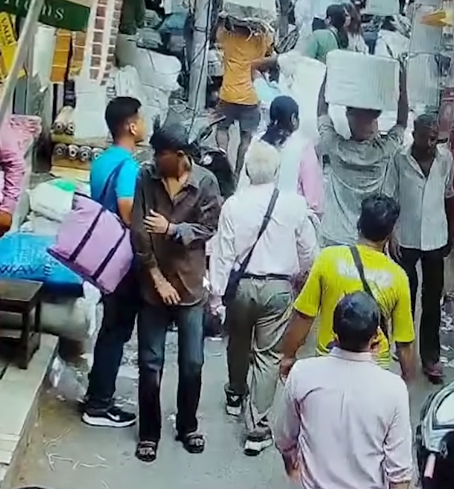 Pickpocketing Spike in Delhi: CCTV Shows Thief Targeting Crowded Sadar Market; Suspect Arrested Next Day Pickpocketing Spike in Delhi: CCTV Shows Thief Targeting Crowded Sadar Market; Suspect Arrested Next Day