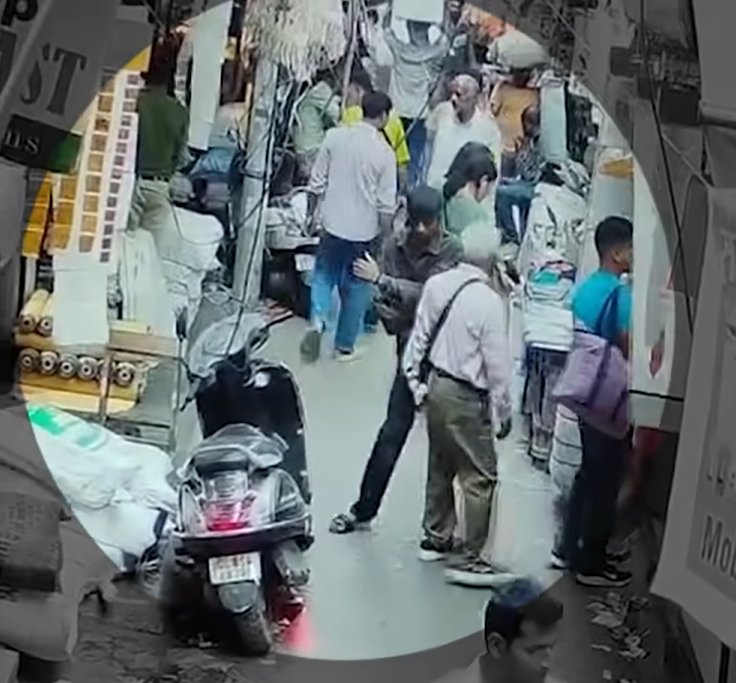Pickpocketing Spike in Delhi: CCTV Shows Thief Targeting Crowded Sadar Market; Suspect Arrested Next Day Pickpocketing Spike in Delhi: CCTV Shows Thief Targeting Crowded Sadar Market; Suspect Arrested Next Day