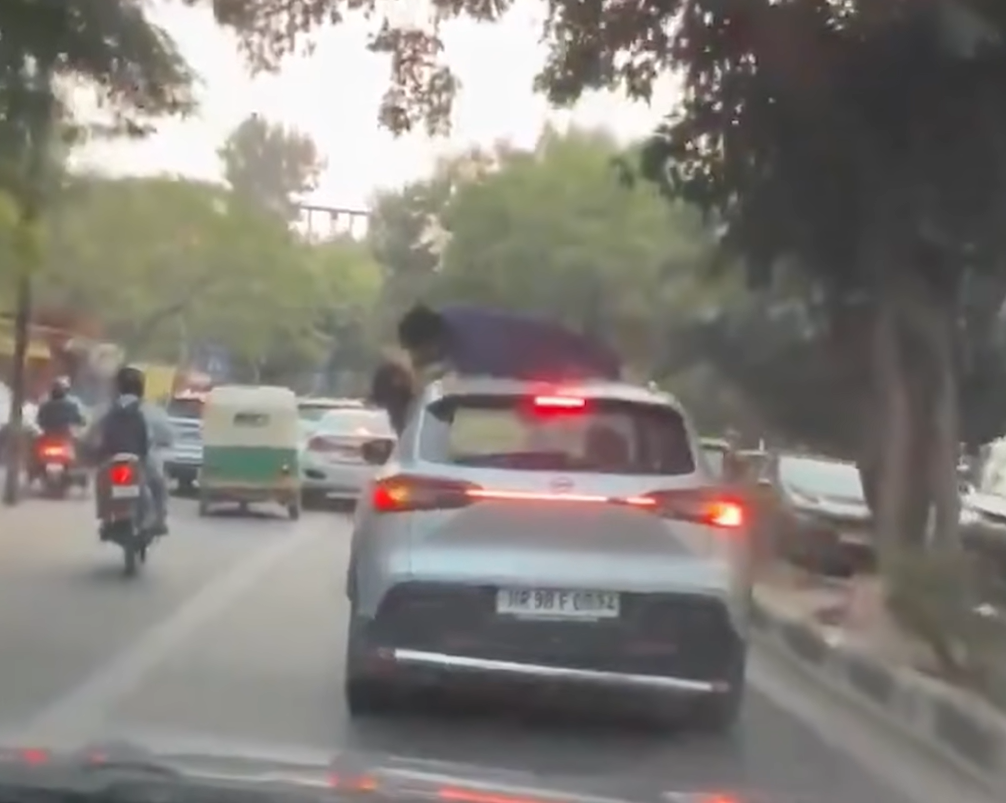 Delhi Police Acts After Viral Video Shows Youth Sitting on Car Roof, Kissing Girlfriend While Vehicle Moves