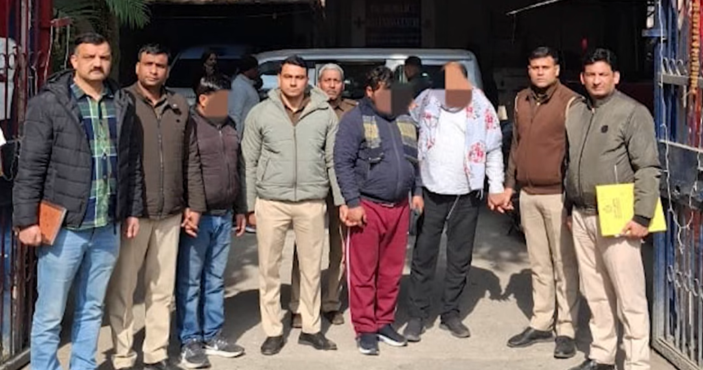 Delhi Crime News: Auto-Lifter Gang Smashes Barricades, Hits Police Vehicles Before Dramatic Arrest in Vivek Vihar