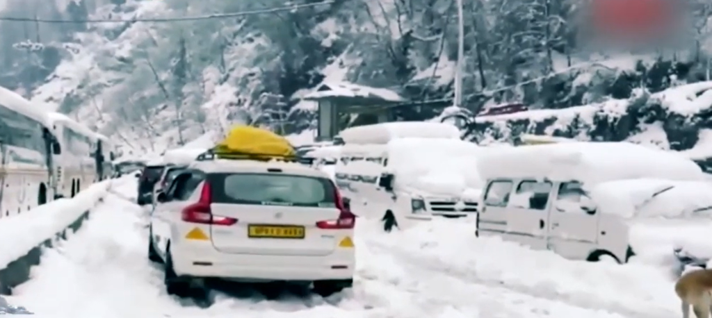 5–7 Feet Snow, Minus 10°C: Manali Frozen as Highways Turn Into Parking Lots