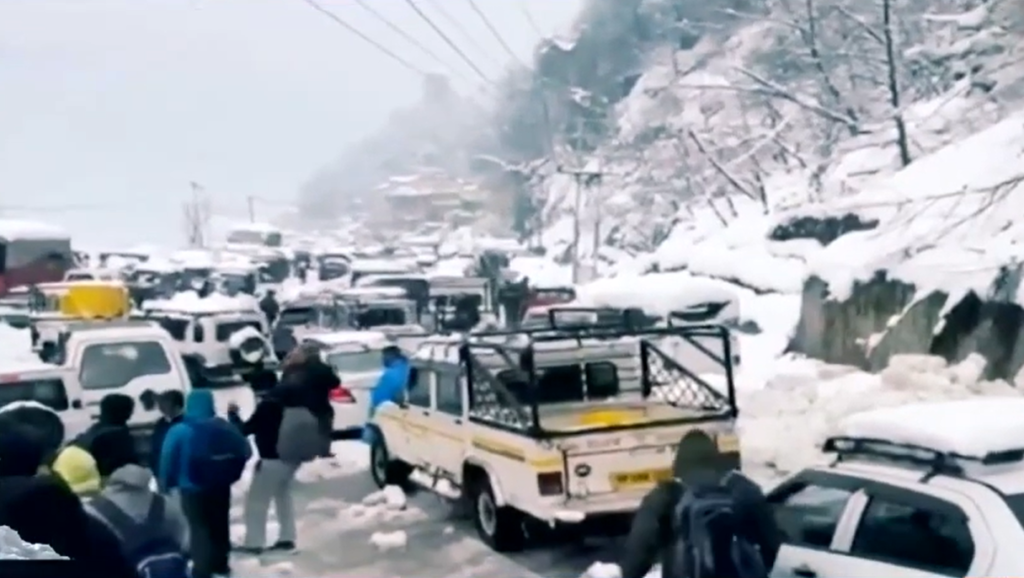 5–7 Feet Snow, Minus 10°C: Manali Frozen as Highways Turn Into Parking Lots