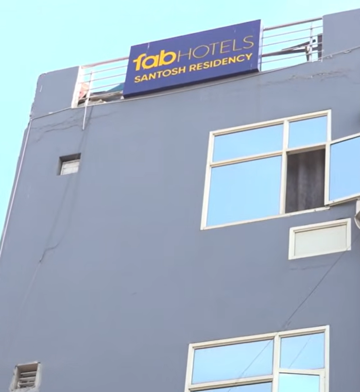 Girl Jumps From 3rd Floor of Vishwas Nagar Hotel, Narrow Escape After Landing on Boxes; Police Question Companion
