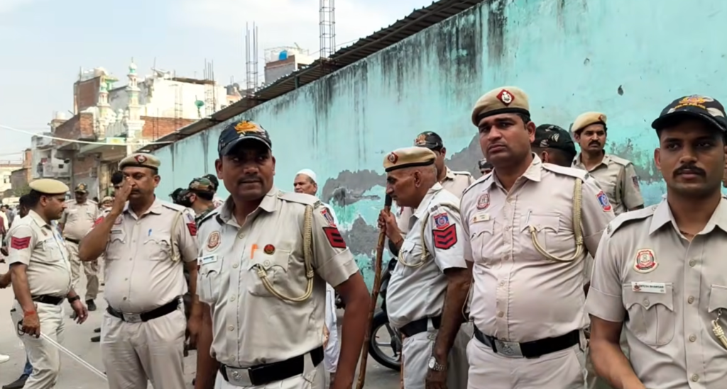 Tughlakabad Tension During Mahavir Jayanti Rally: Youths Climb Mosque, Police Step In to Prevent Escalation