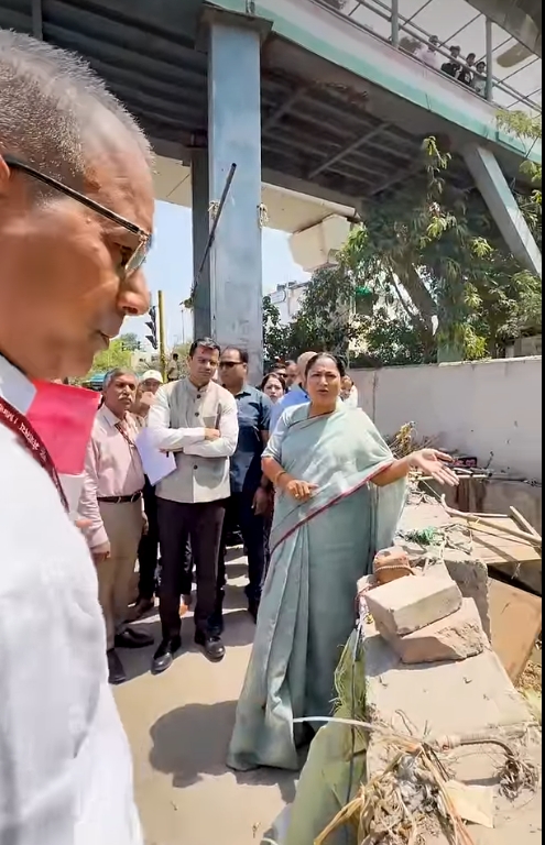 Delhi CM Rekha Gupta Pulls Up Officials Over Dirty Drain, Orders Immediate Clean-Up