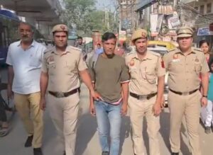 Snatcher Caught Red-Handed in Dwarka; Police Nab Accused Within 100 Metres After Bus Theft