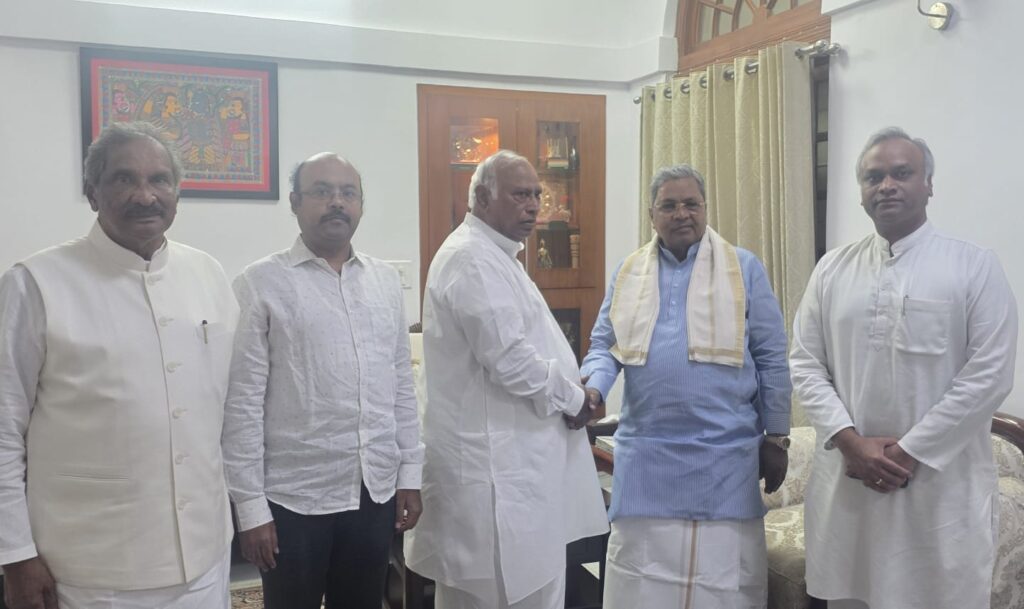 Siddaramaiah Meets Rahul Gandhi, Mallikarjun Kharge in Delhi Day After Resigning as Karnataka CM Siddaramaiah Meets Rahul Gandhi, Mallikarjun Kharge in Delhi Day After Resigning as Karnataka CM