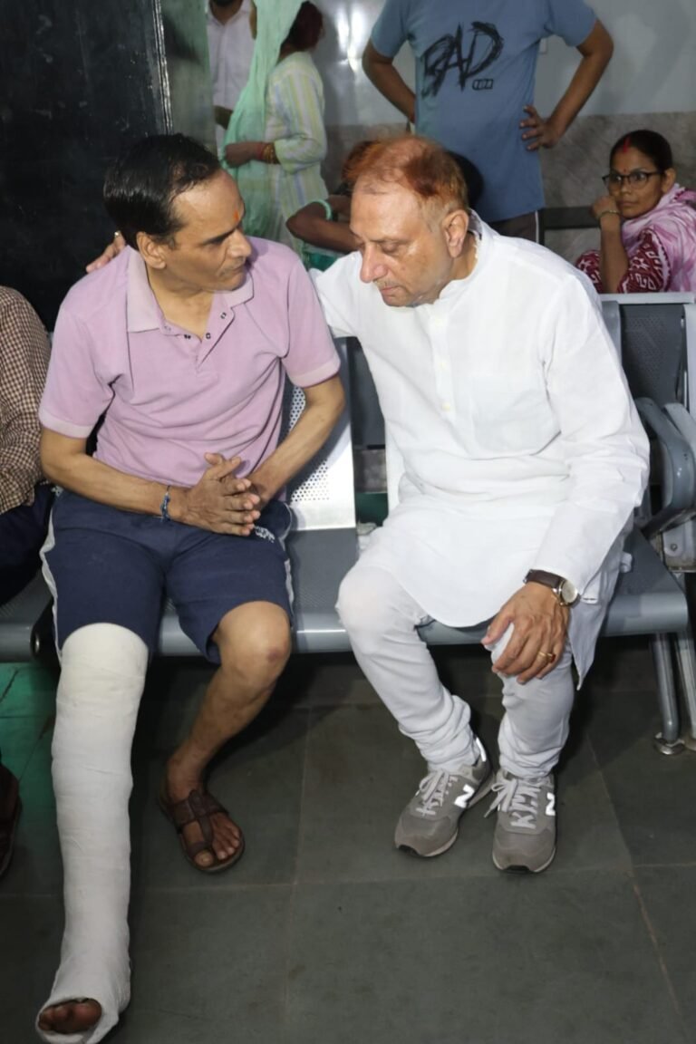 Mayor Pravesh Wahi speaking with a patient at Hindu Rao Hospital