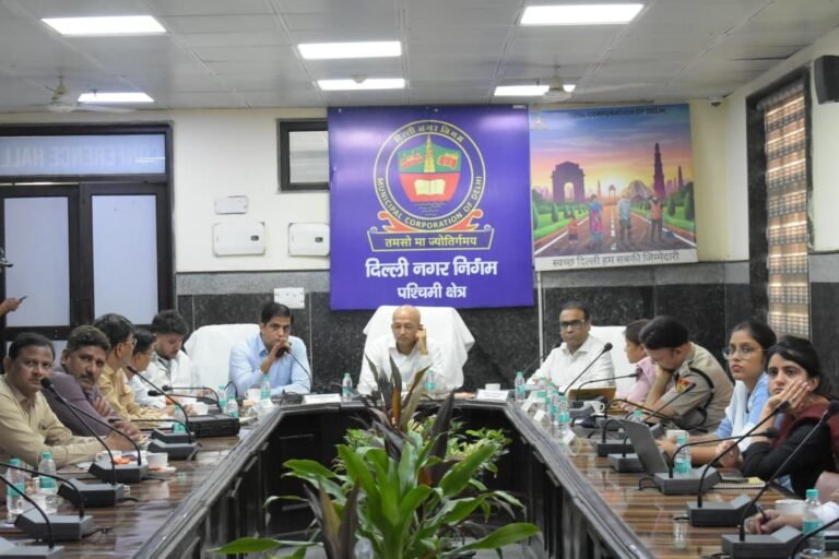 Punjabi Bagh Pollution Hotspot: Delhi Additional Chief Secretary Prashant Goyal Orders Winter Preparedness Delhi Additional Chief Secretary Prashant Goyal and officials review Punjabi Bagh air pollution at the MCD West Zone office