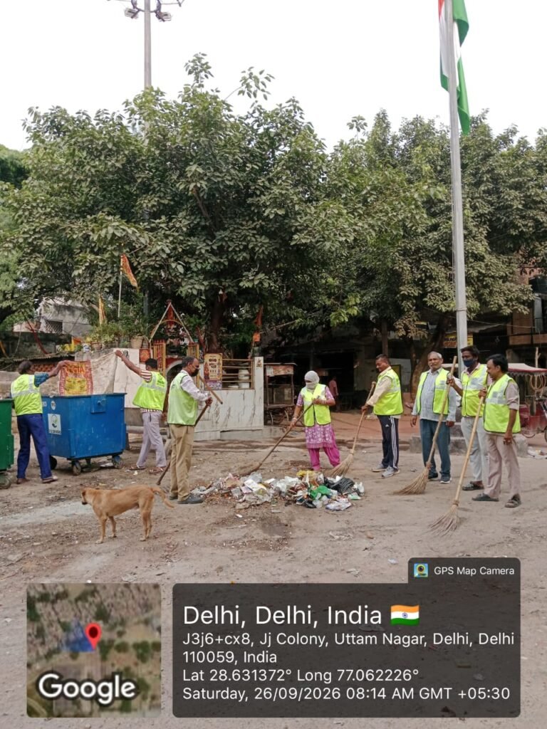 MCD Regularises 501 Sanitation Workers; Mayor Pravesh Wahi Welcomes Decision Sanitation workers sweeping a public space in Delhi