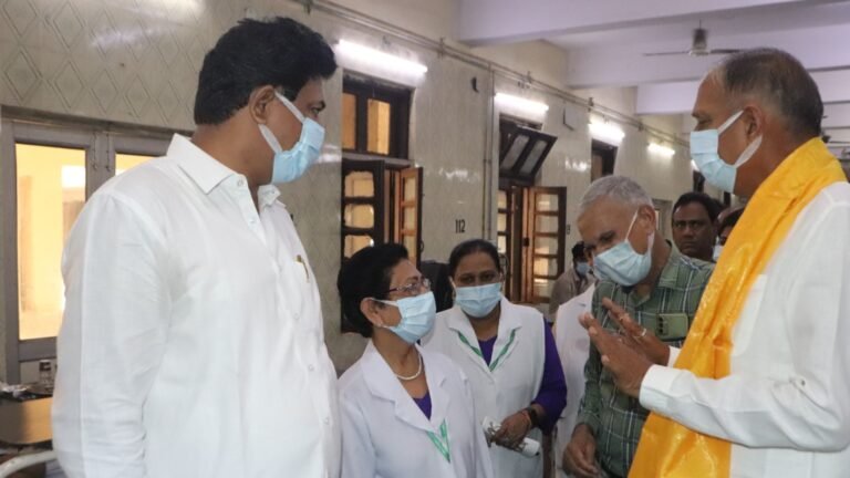 Jai Bhagwan Yadav during the MCD inspection of Rajan Babu Hospital