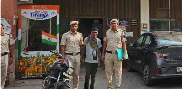 Mandawali police arrest mobile-theft accused, recover stolen phone and motorcycle Mandawali police personnel with the arrested accused and recovered motorcycle
