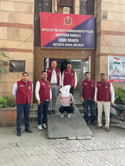 Delhi Police Crime Branch team with the masked accused in the ₹7 lakh jeweller robbery case