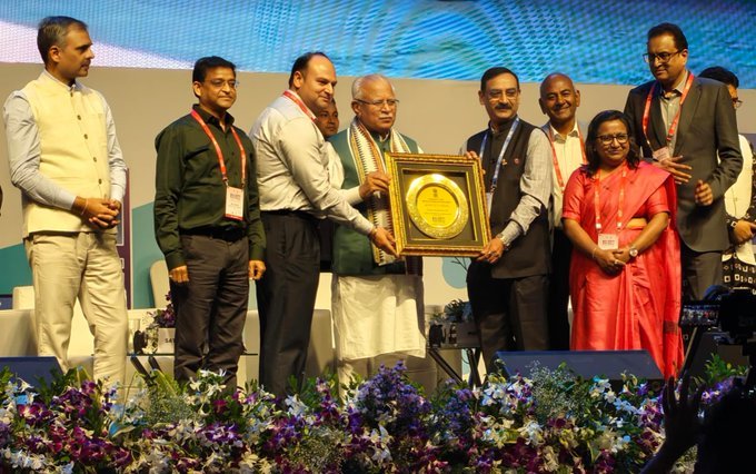DMRC Managing Director Dr Vikas Kumar receives the urban mobility award from Manohar Lal in Bhubaneswar