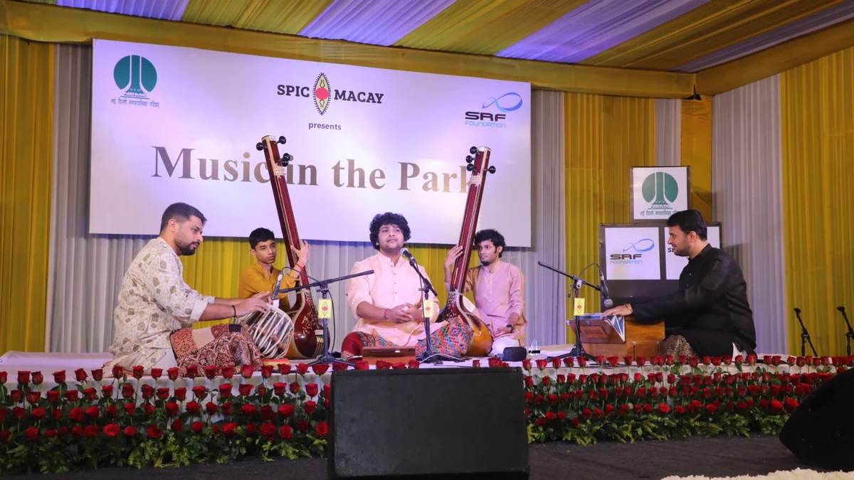 Shahid Parvez Khan, Siddhartha Belmannu Bring Classical Music to Nehru Park Siddhartha Belmannu sings with accompanists at Nehru Park