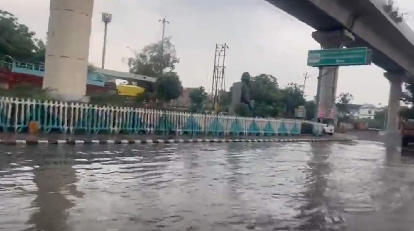 Ghazipur Waterlogging Slows Ghaziabad-to-Delhi Traffic on NH-24 Waterlogging in Indirapuram