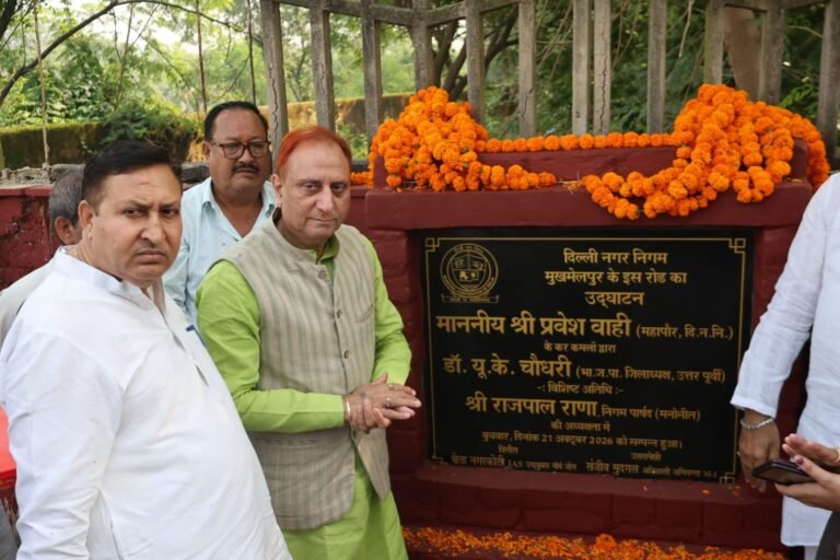 Delhi Mayor Pravesh Wahi at the Mukhmelpur road inauguration