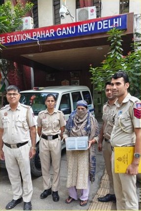 Paharganj Theft Case: Rs 1,85,500 and $2,600 Recovered; 72-Year-Old Arrested Police personnel and a person with the face covered outside Paharganj police station